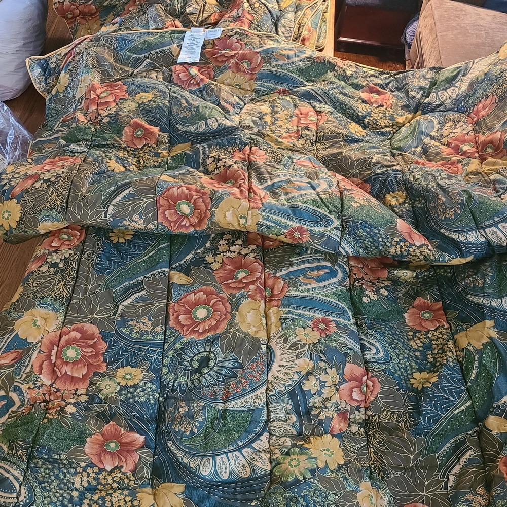 Croscill Double Floral Patterned Comforter Set, 2 Shams, Bedskirt & Comforter